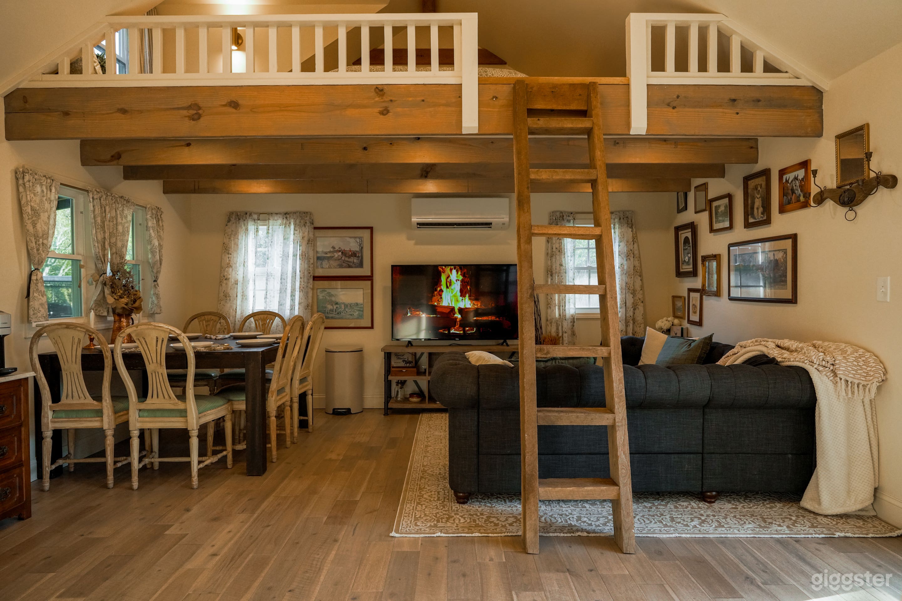 English cottage set on equestrian estate Photo 3