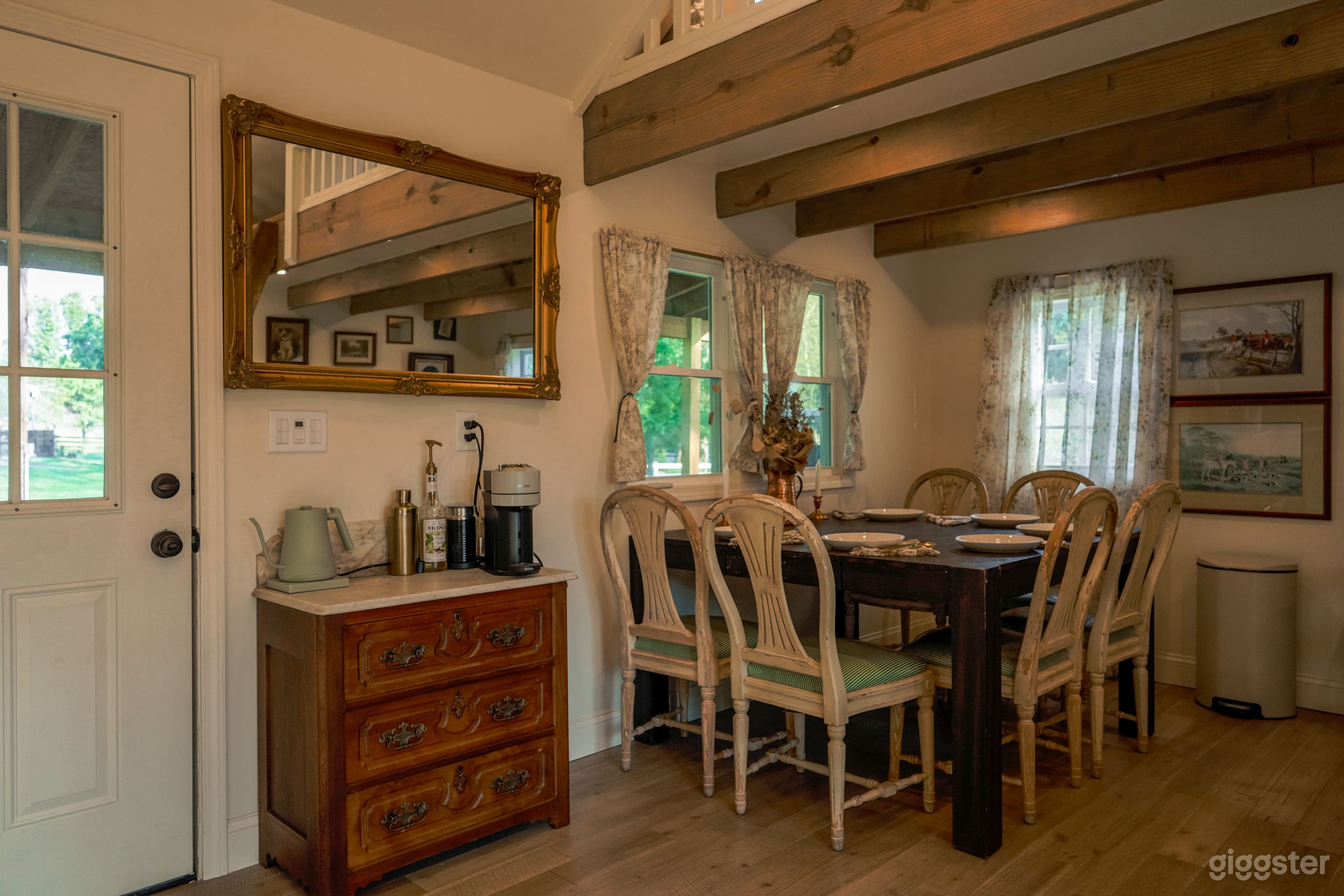 English cottage set on equestrian estate Photo 4