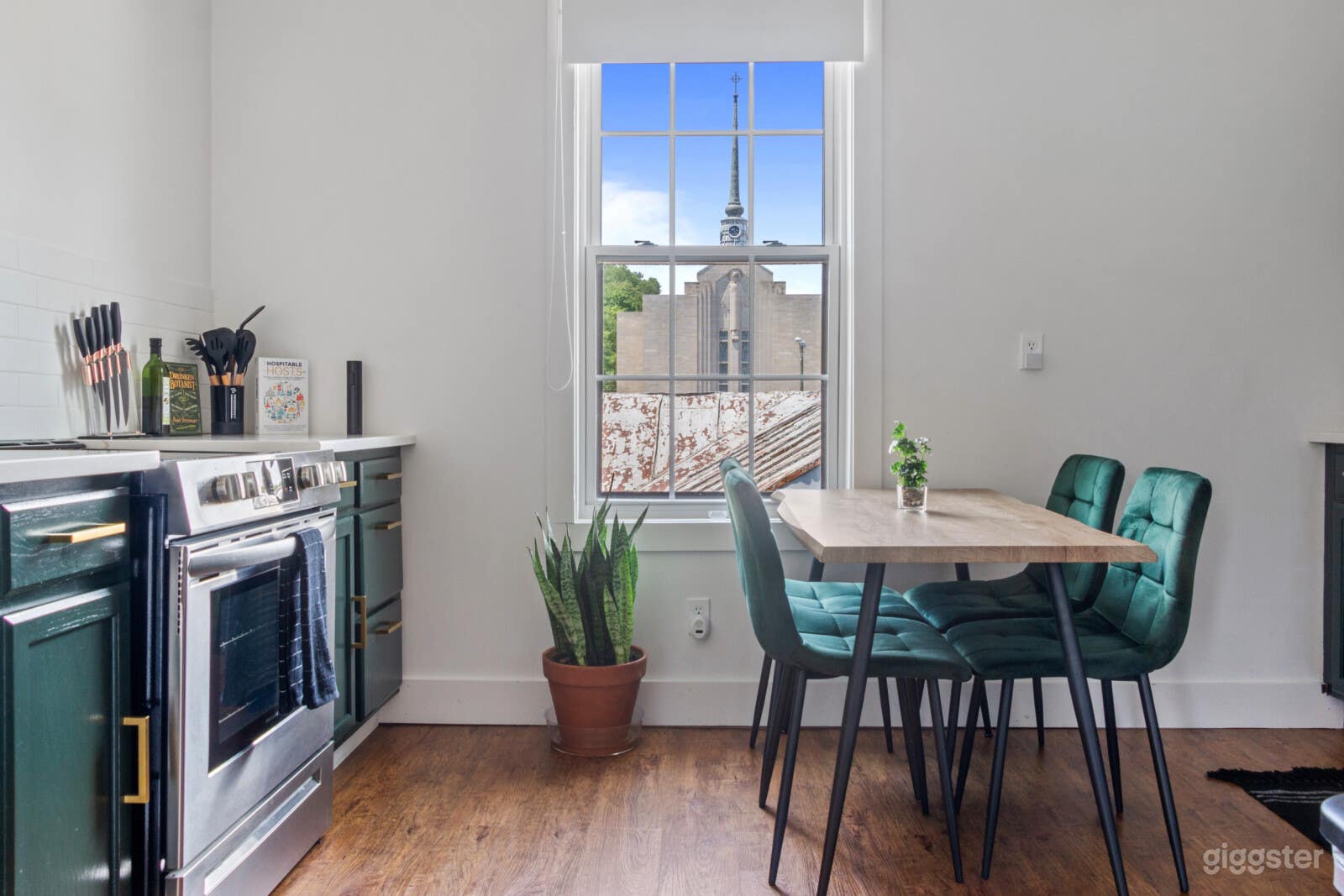 Jungle Thyme (Upstairs), NEW LUXE HOME PET FRIENDLY Photo 3