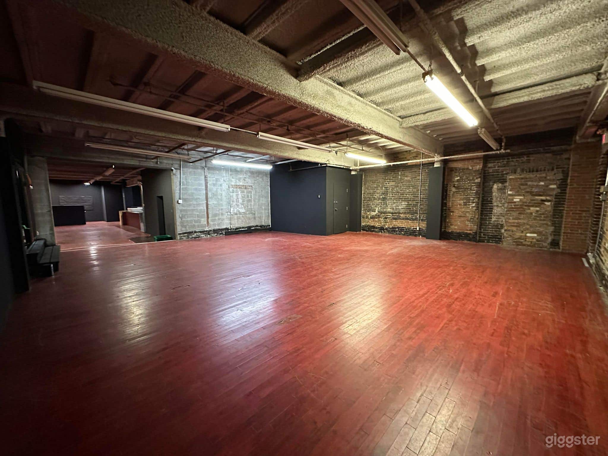 Espace Esc - 7500SF gallery &amp; events wood floor Photo 4
