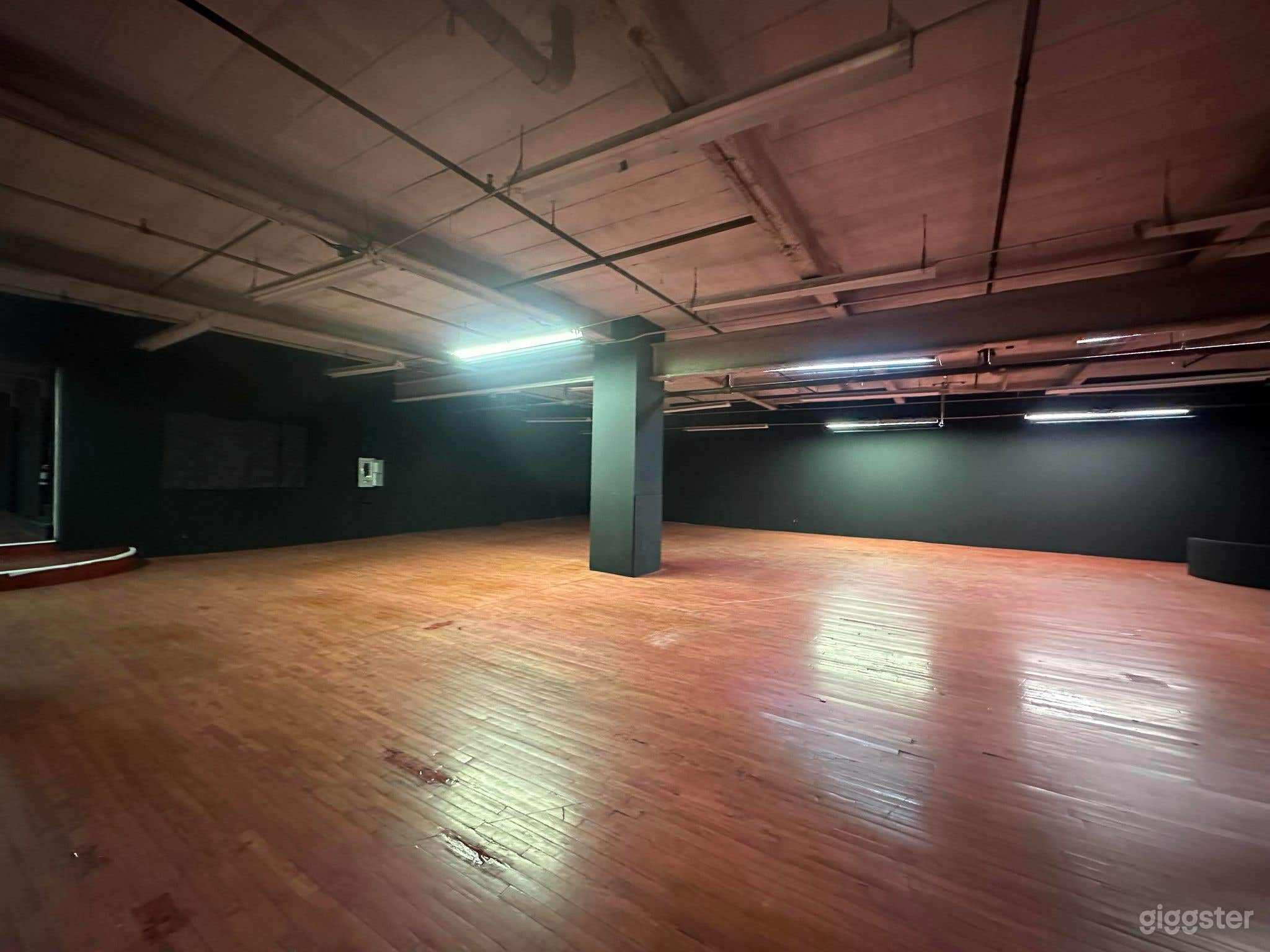 Espace Esc - 7500SF gallery &amp; events wood floor Photo 2