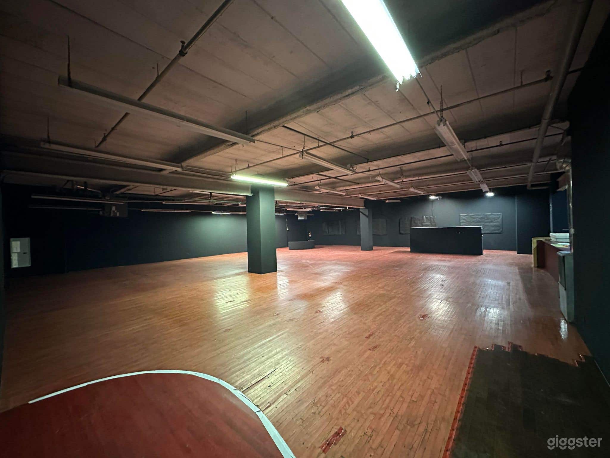 Espace Esc - 7500SF gallery &amp; events wood floor Photo 3