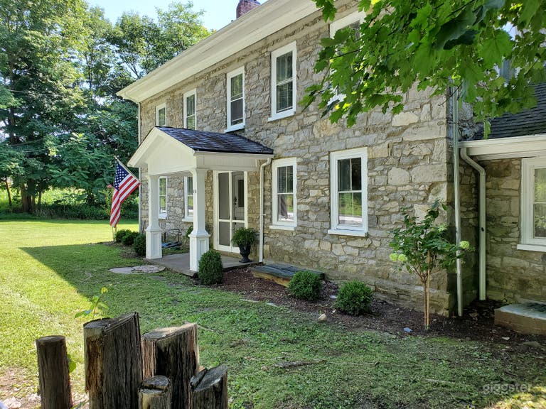  Casa Colonial de Piedra (circa 1791) con una rica historia en una propiedad escénica de 16 acres en el condado de Sussex NJ rodeada por un río, un manantial natural, bosque y césped. 