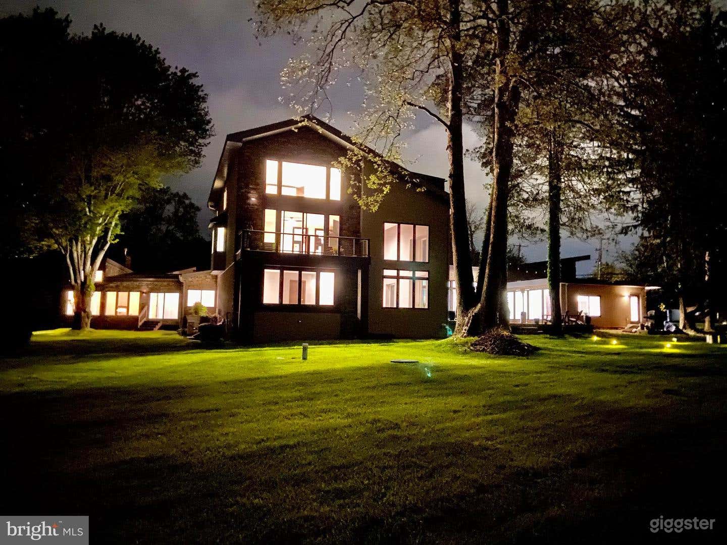 Contemporary villa, idyllic convenient location Photo 2