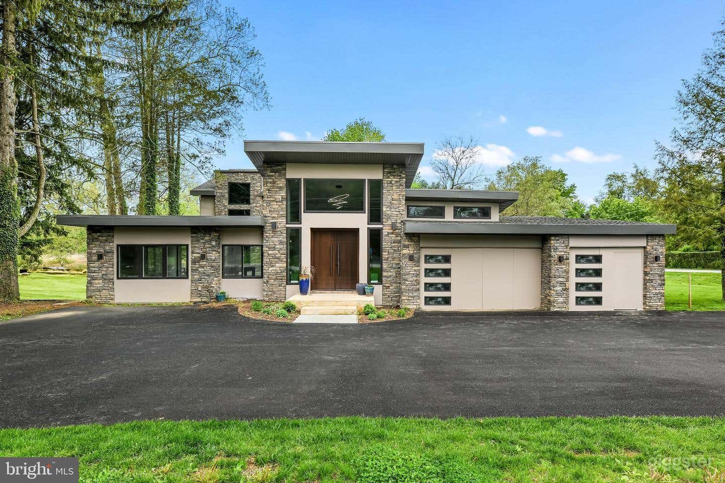 Contemporary villa, idyllic convenient location Photo 1