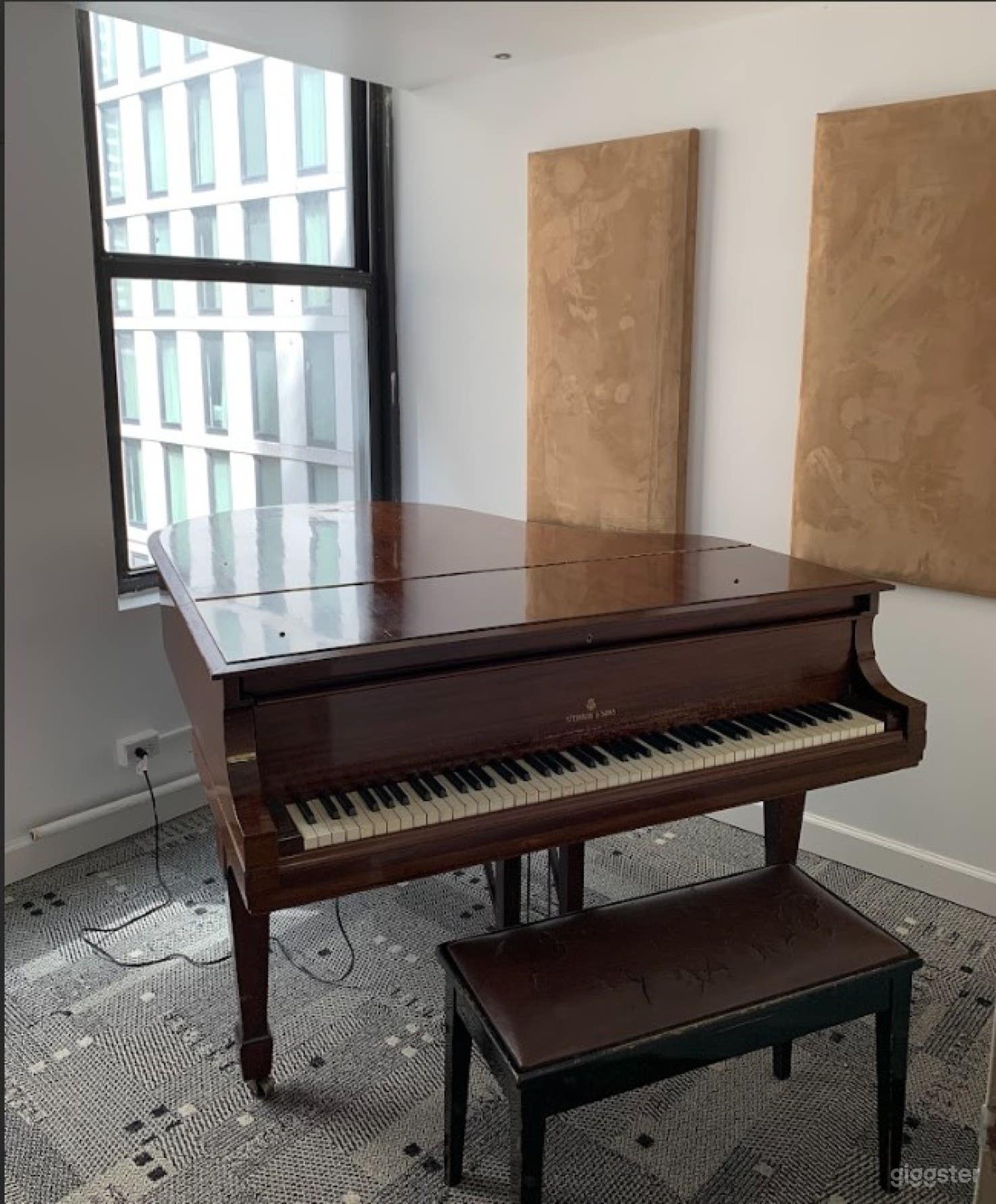 Stunning Vintage Space With Piano Photo 4