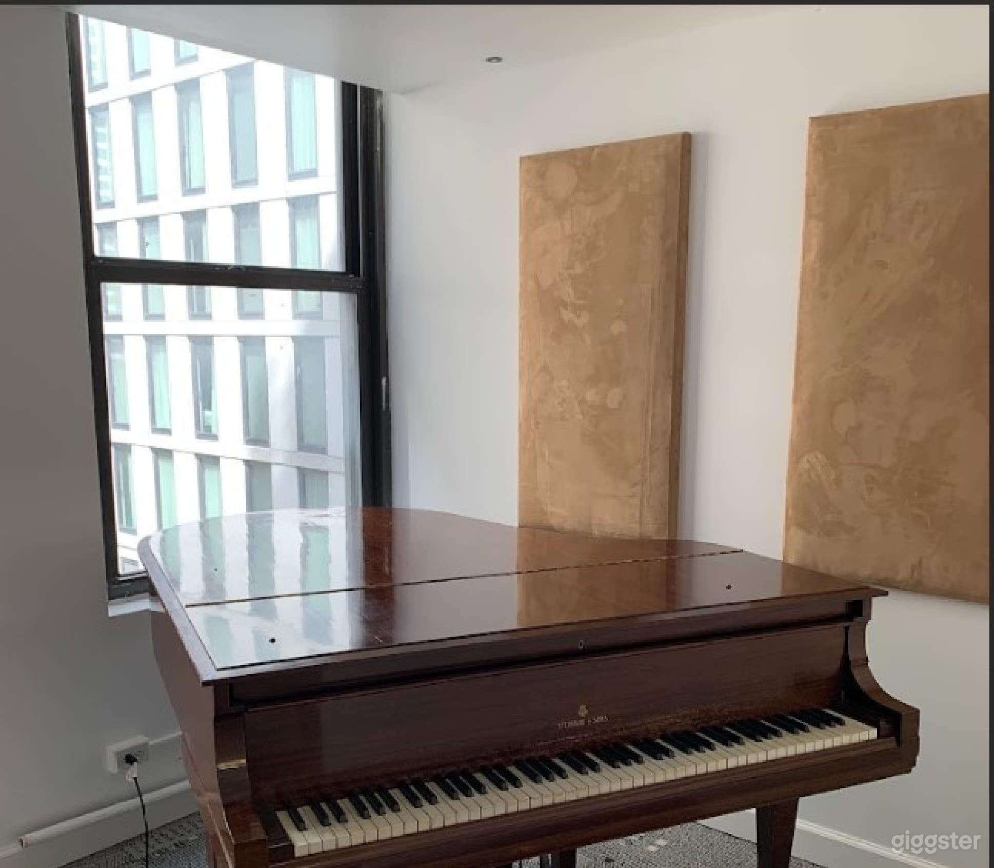 Stunning Vintage Space With Piano Photo 2