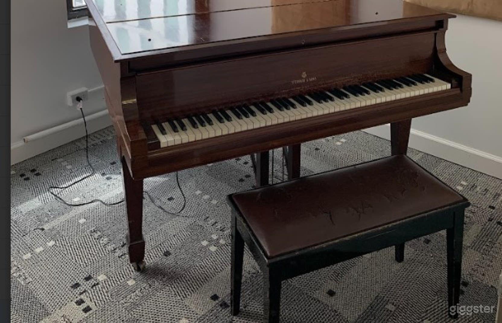 Stunning Vintage Space With Piano Photo 3