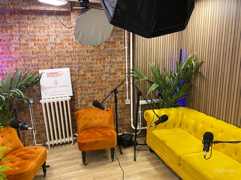  Amazing Podcast Studio 