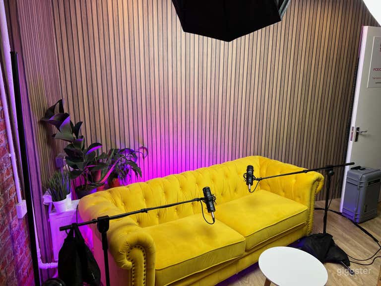  Amazing Podcast Studio 