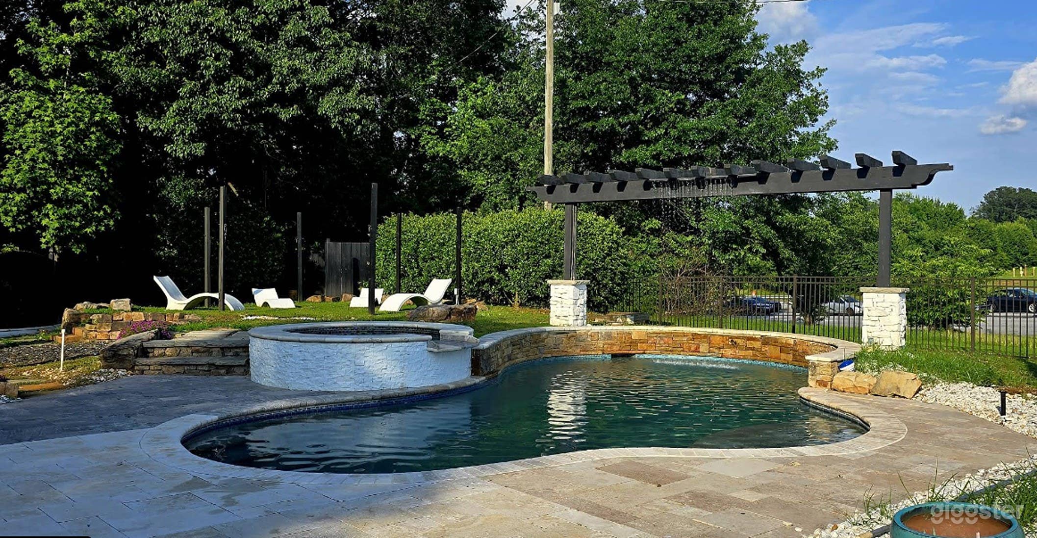 Private Outdoor Pool Photo 4
