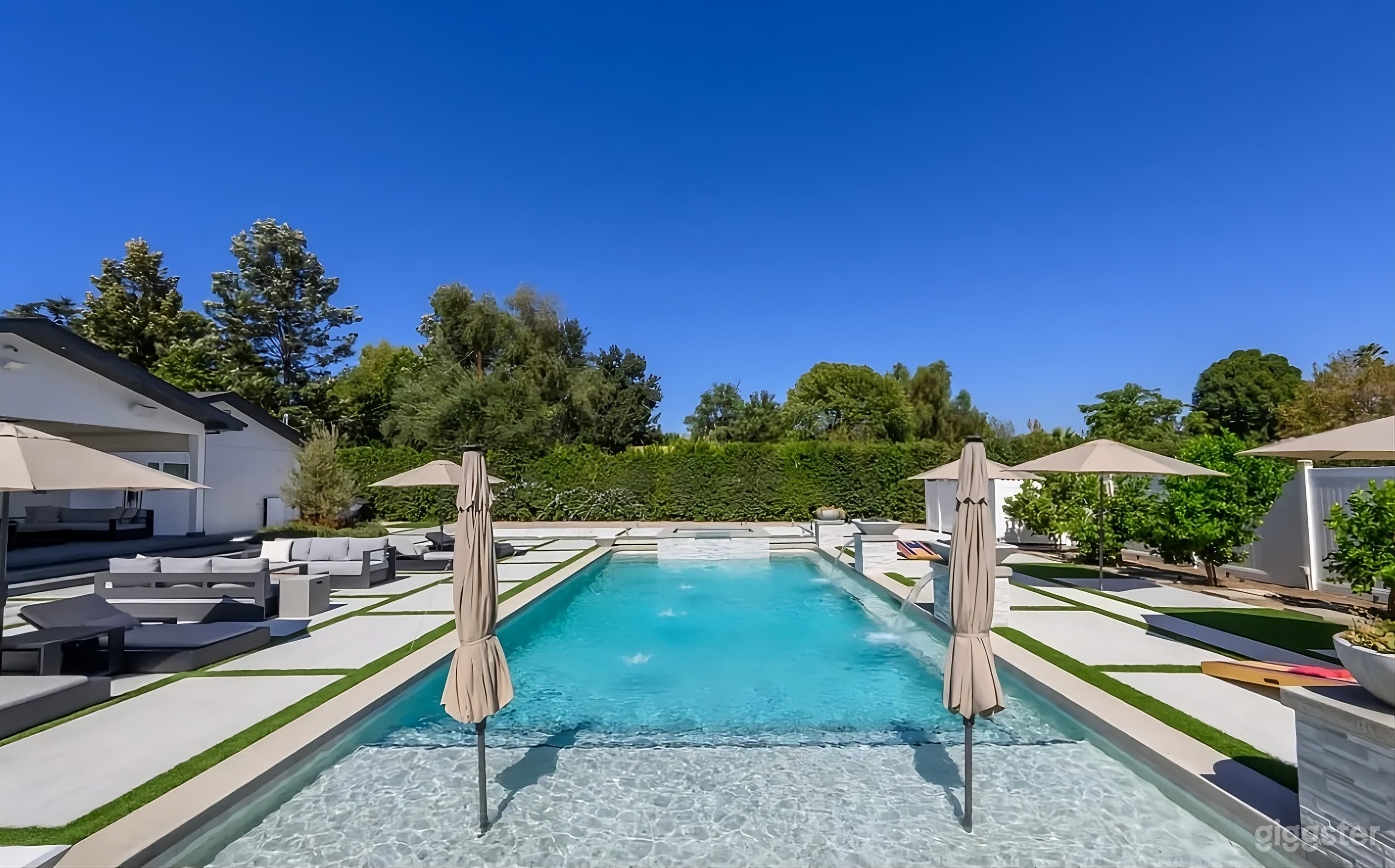 Luxurious Modern Dream Backyard Photo 3