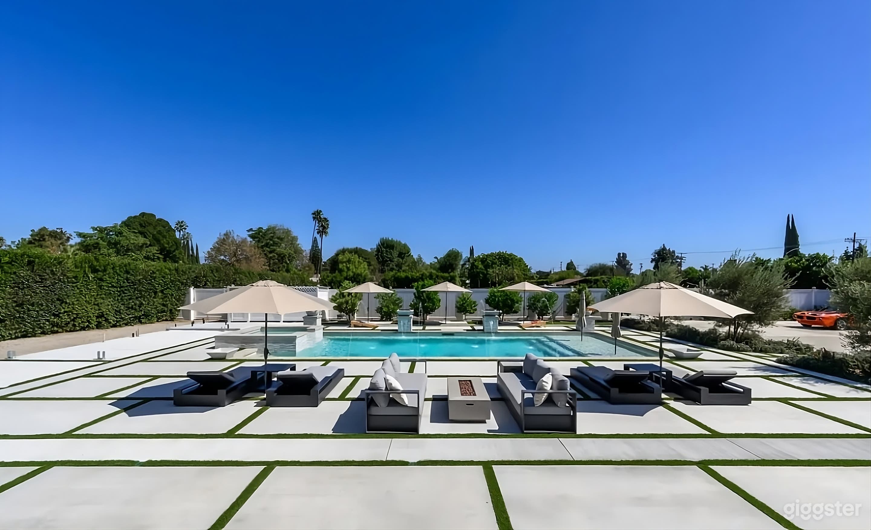 Luxurious Modern Dream Backyard Photo 2