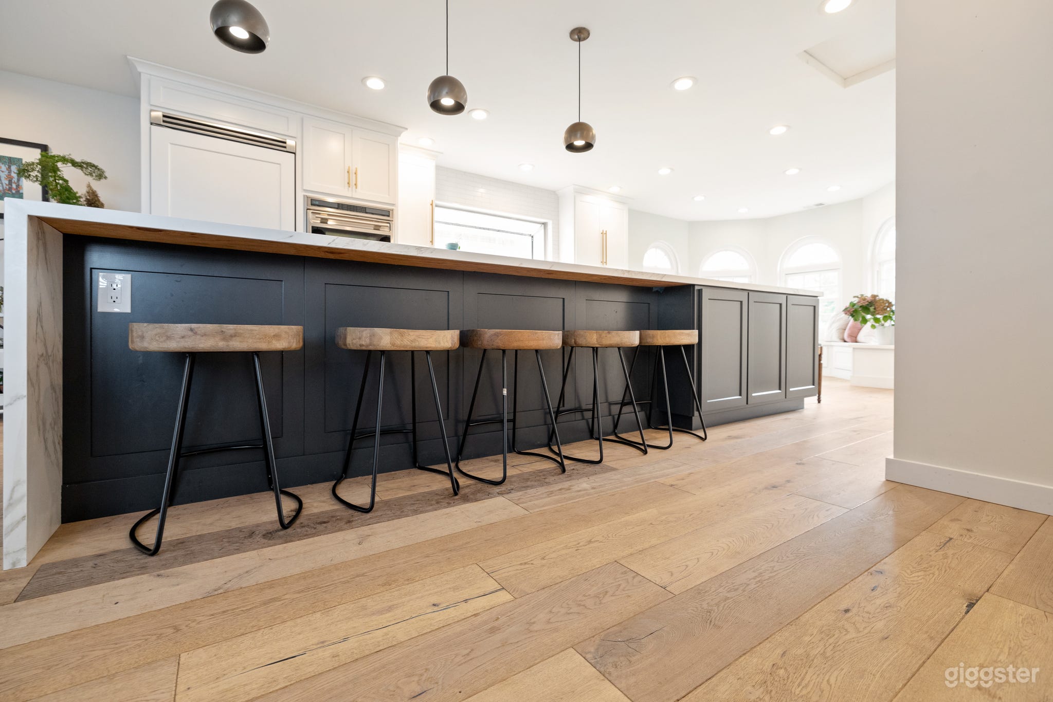 Light and Bright. Beautiful Contemporary Home Photo 4