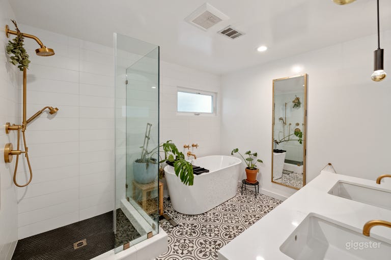  Light and Bright. Beautiful Contemporary Home 