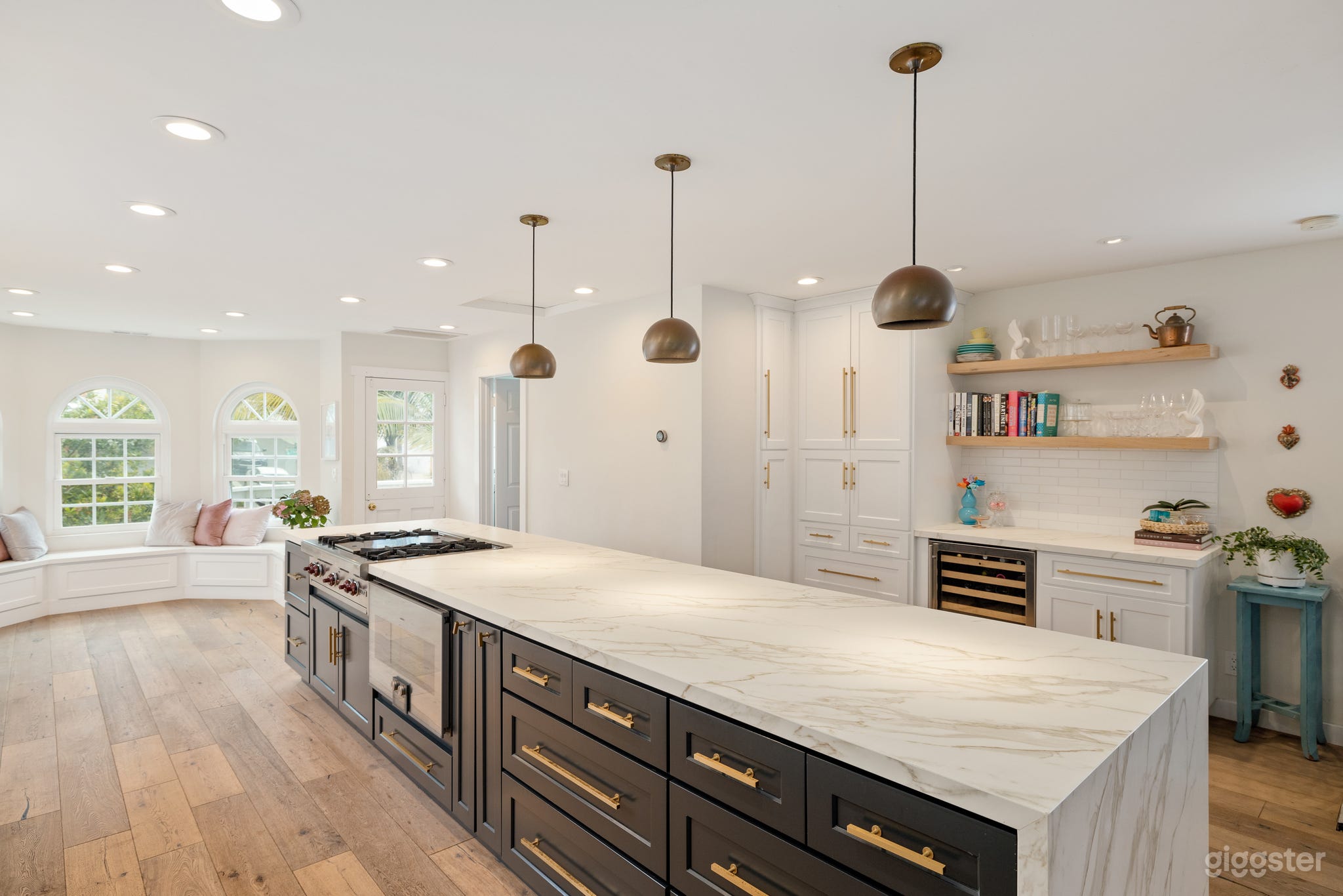 Light and Bright. Beautiful Contemporary Home Photo 1