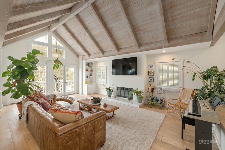  Light and Bright. Beautiful Contemporary Home 