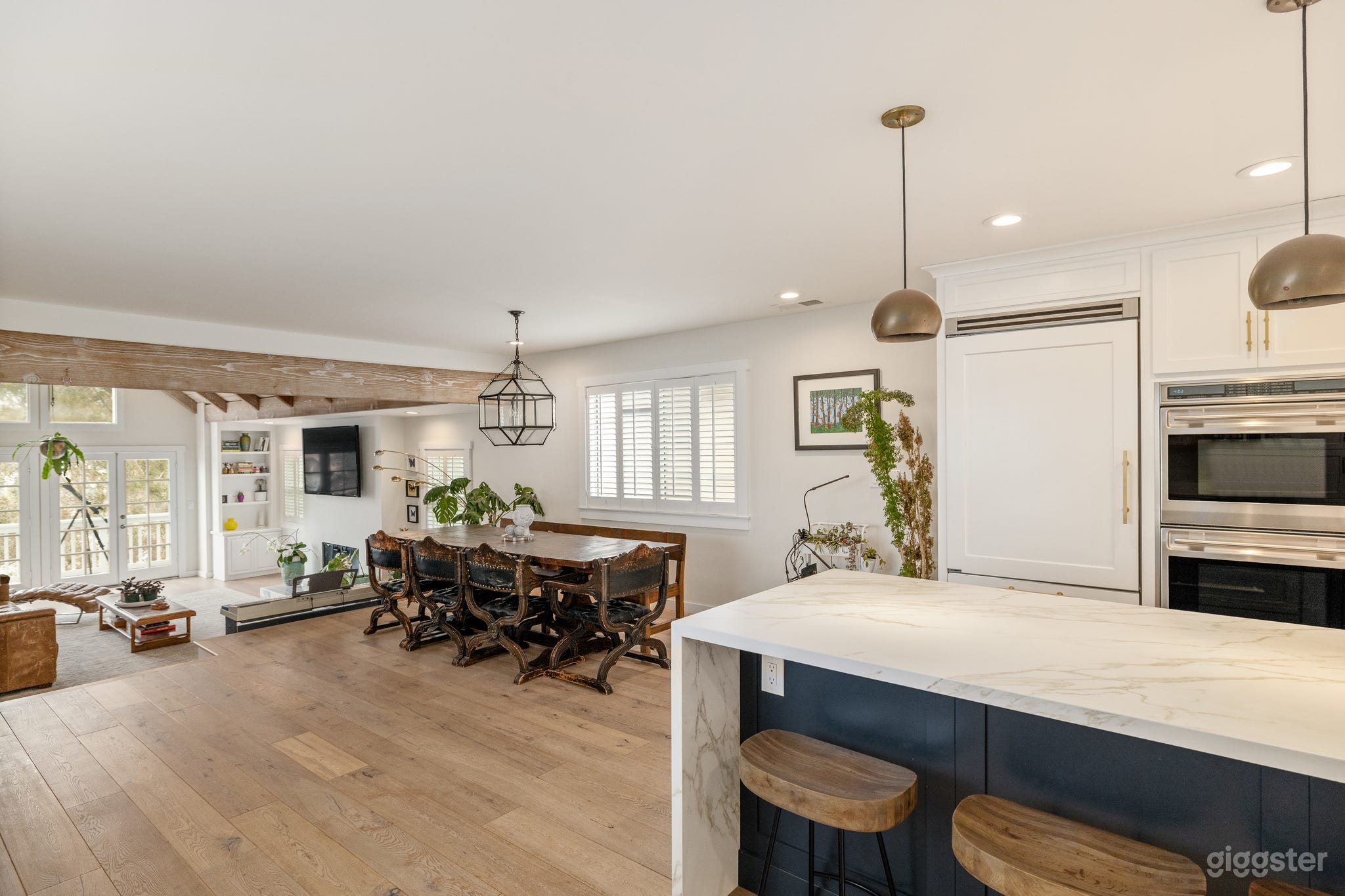 Light and Bright. Beautiful Contemporary Home Photo 3