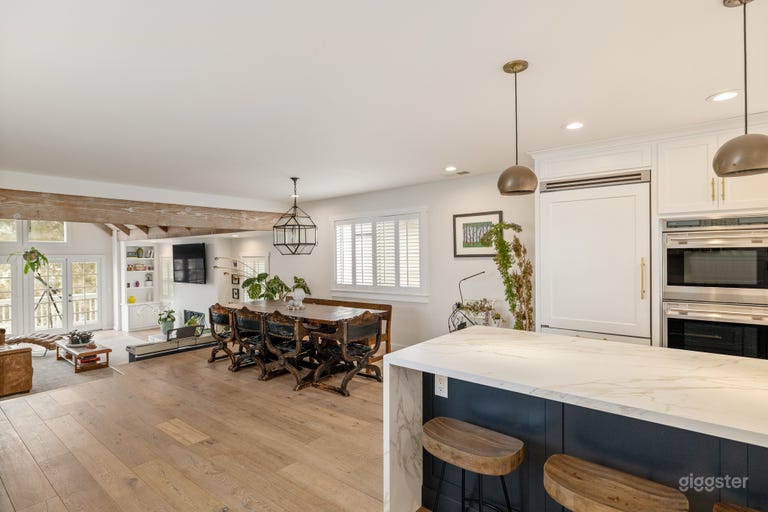  Light and Bright. Beautiful Contemporary Home 