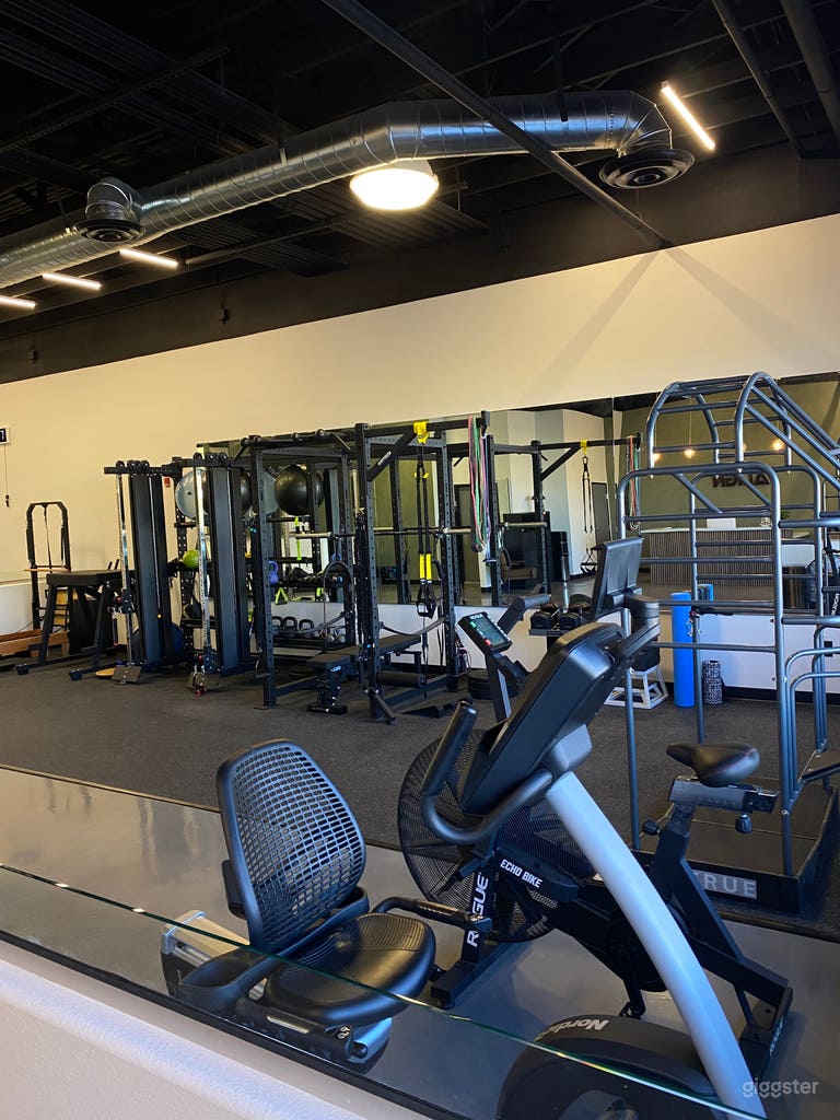  Gimnasio espacioso y clínica de terapia 