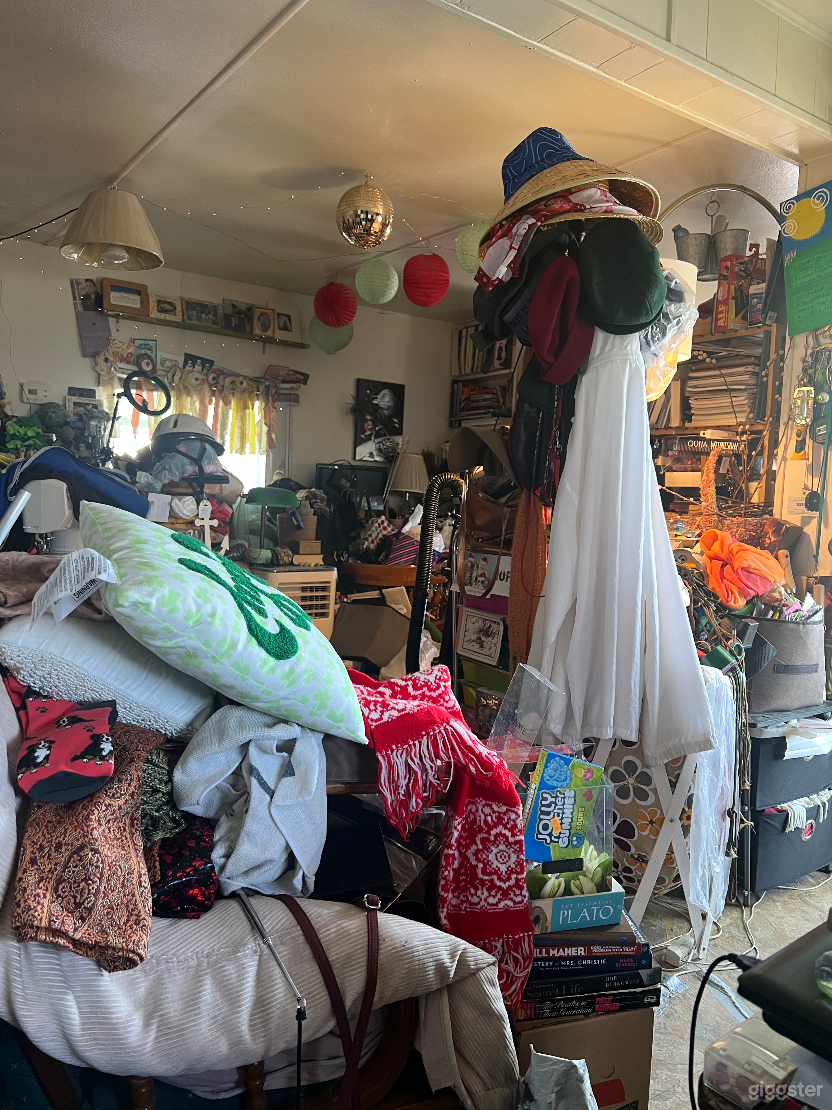 Dilapidated 1964 Mobile home, messy, filled up Photo 2