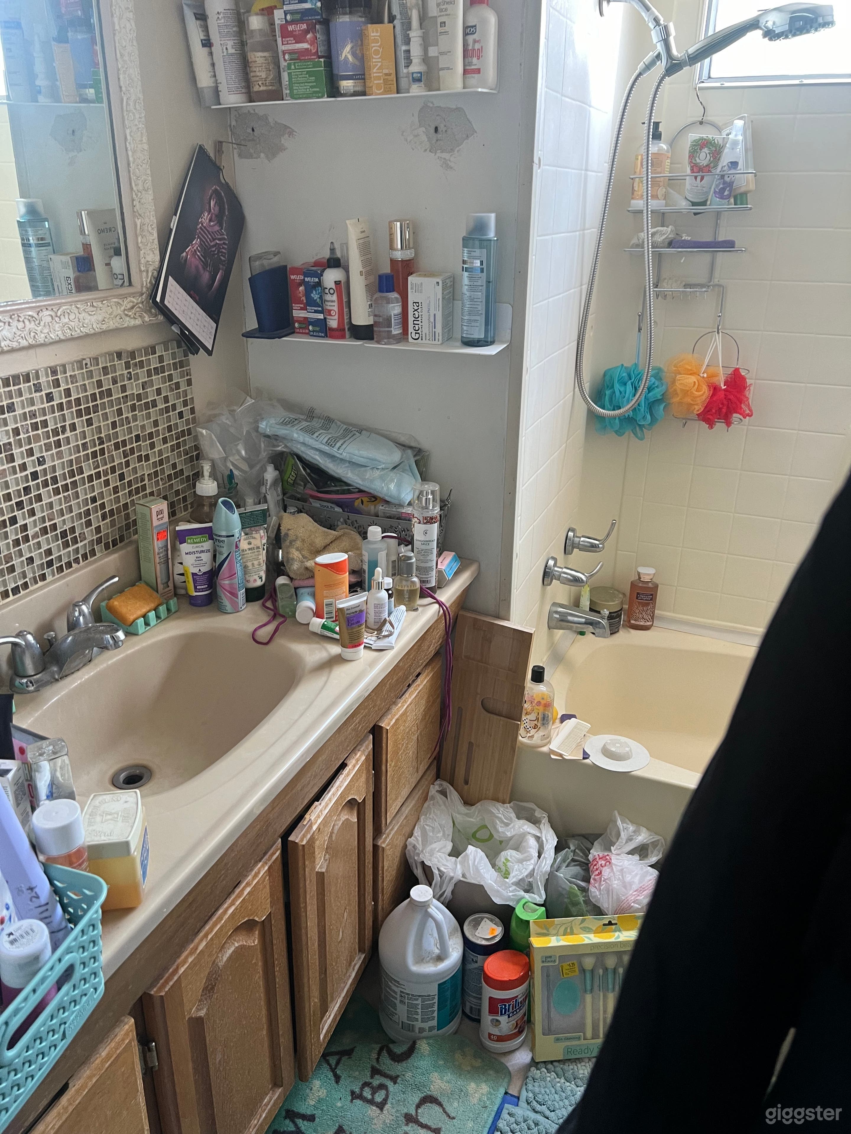 Dilapidated 1964 Mobile home, messy, filled up Photo 4