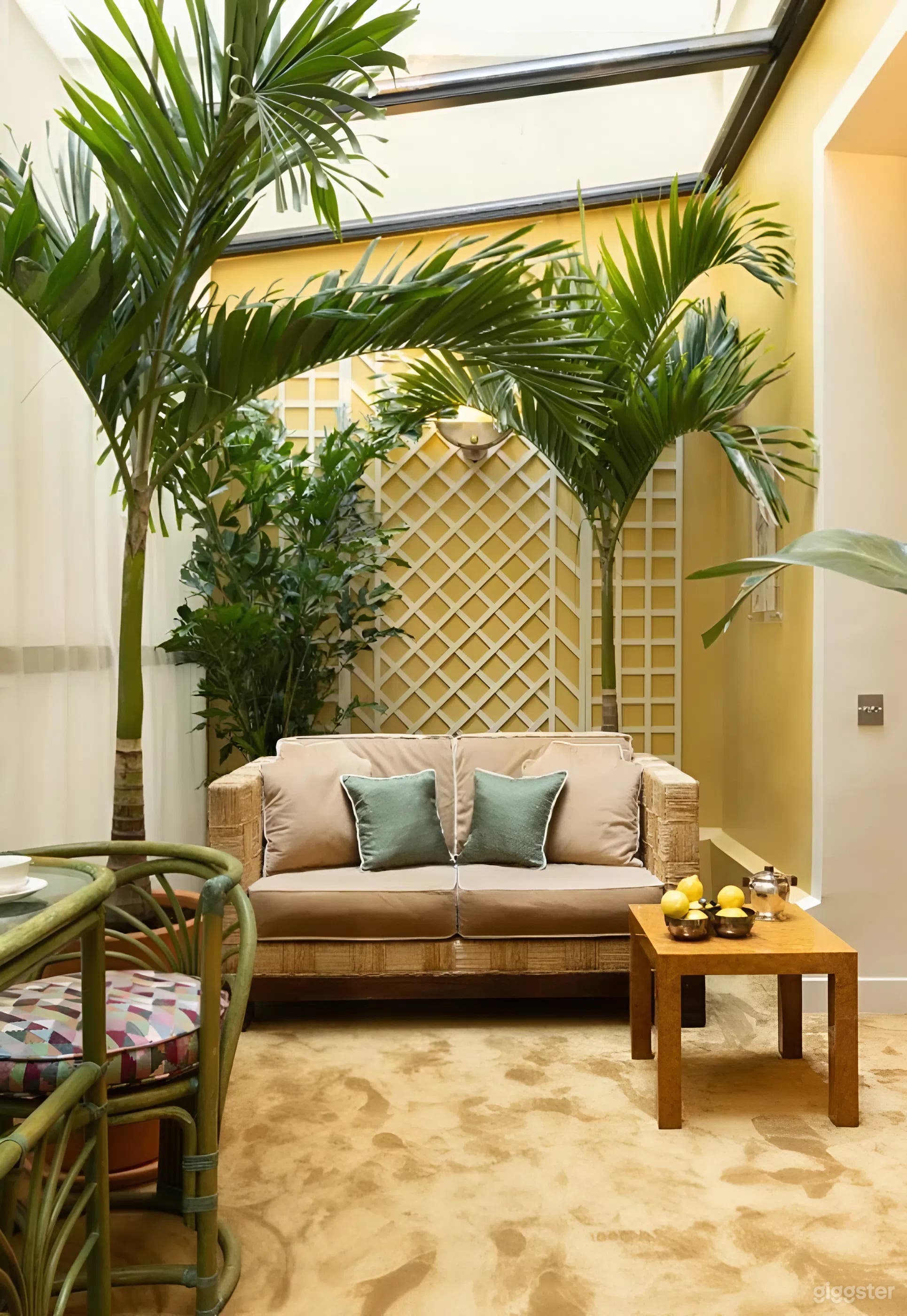 Photo de Suite de designer parisienne ambiance années 1970 avec atrium 4
