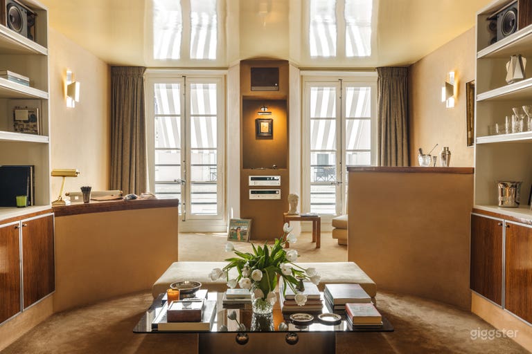  Suite de designer parisienne ambiance années 1970 avec atrium 