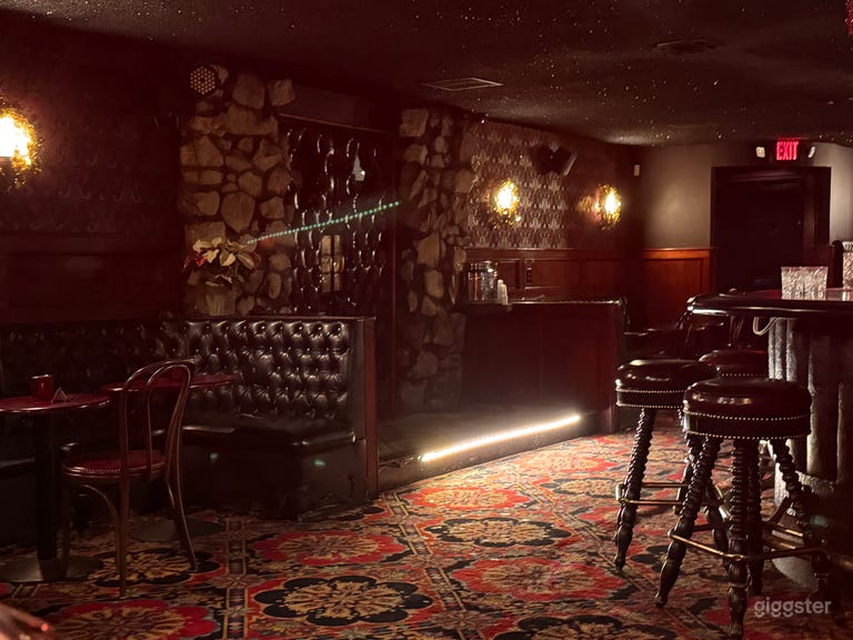  Timeless Old Hollywood Lounge Venue Full Stage! 