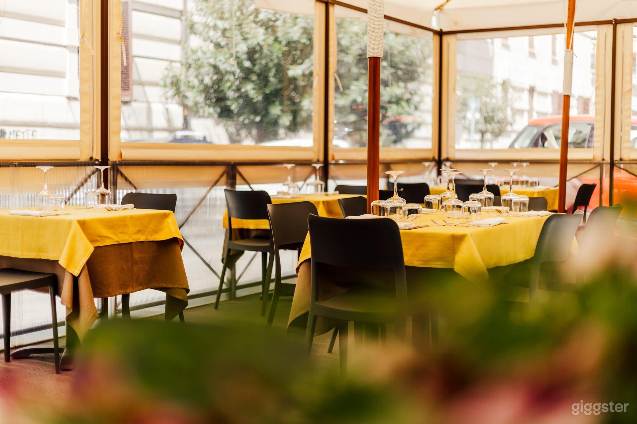 Foto di Refined Elegant Restaurant with Intimate Atmosphere 2