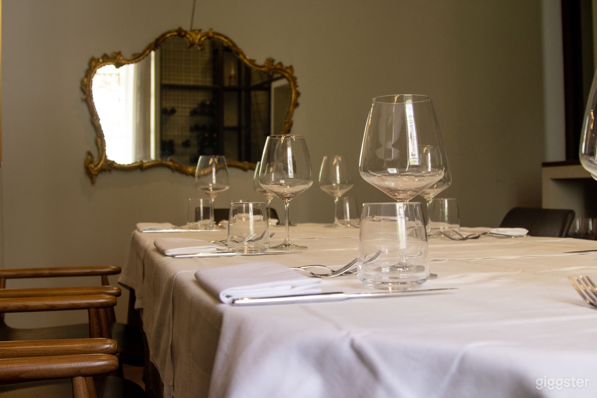 Foto di Refined Elegant Restaurant with Intimate Atmosphere 4