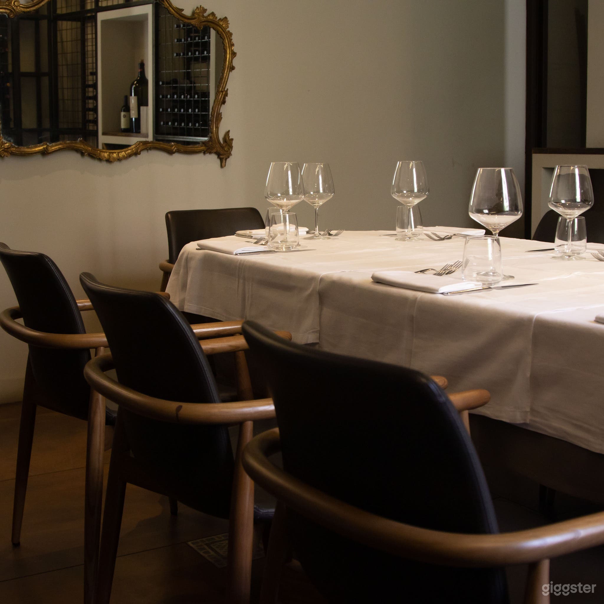 Foto di Refined Elegant Restaurant with Intimate Atmosphere 3