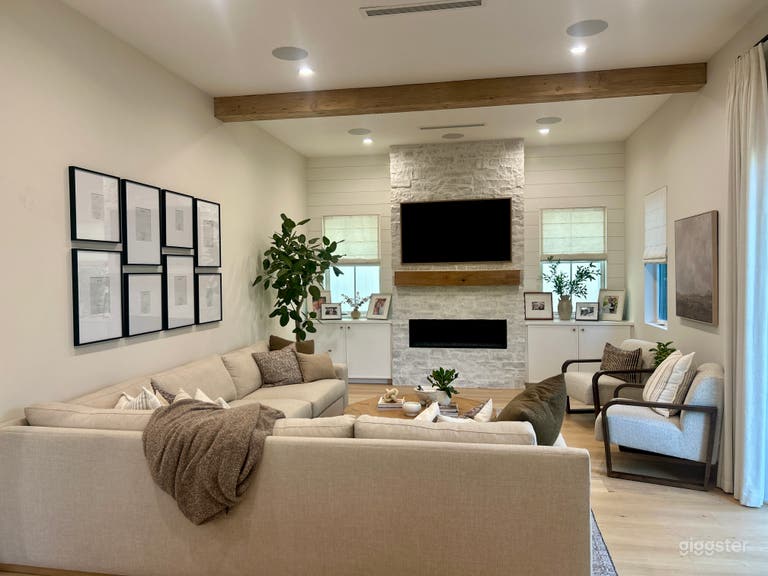  Bright & Airy Home in Redondo Beach 