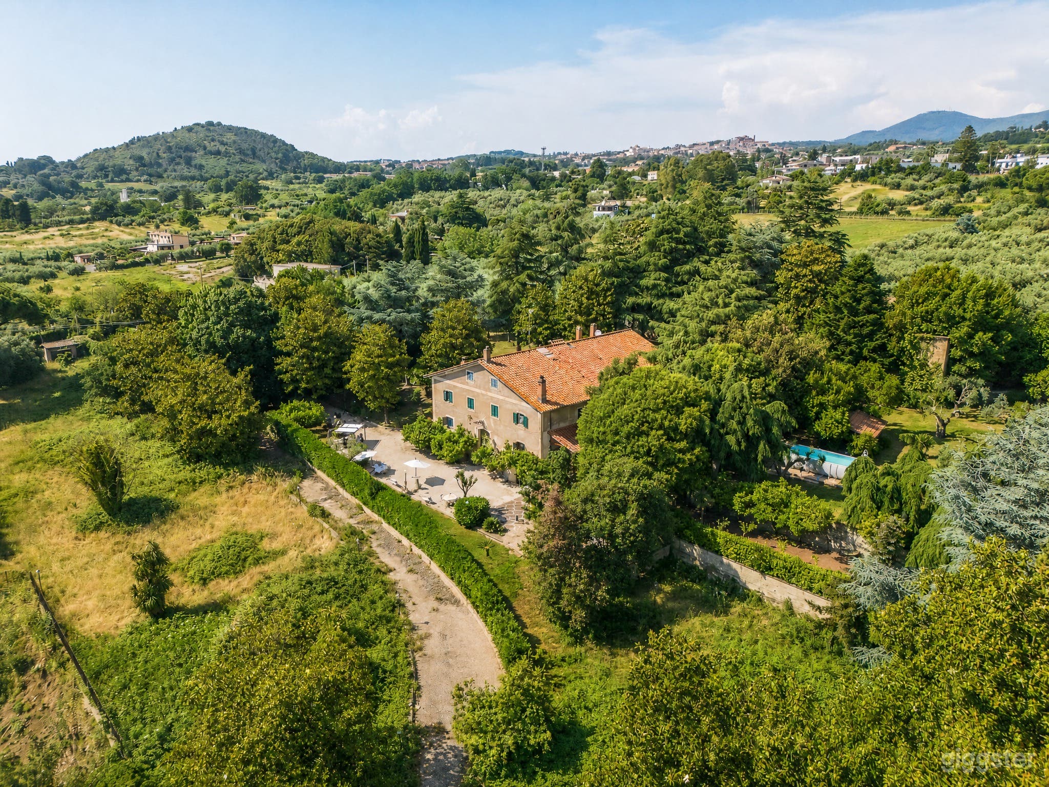 Foto di Historic ItalianVilla with Expansive Grounds & Cinematic Int 1