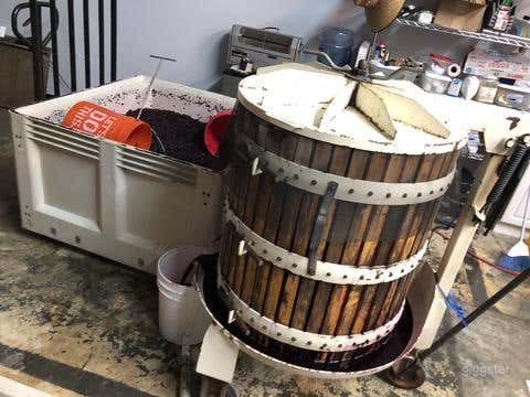 Boutique Speakeasy Winery &amp; Wine Tasting Room Photo 4