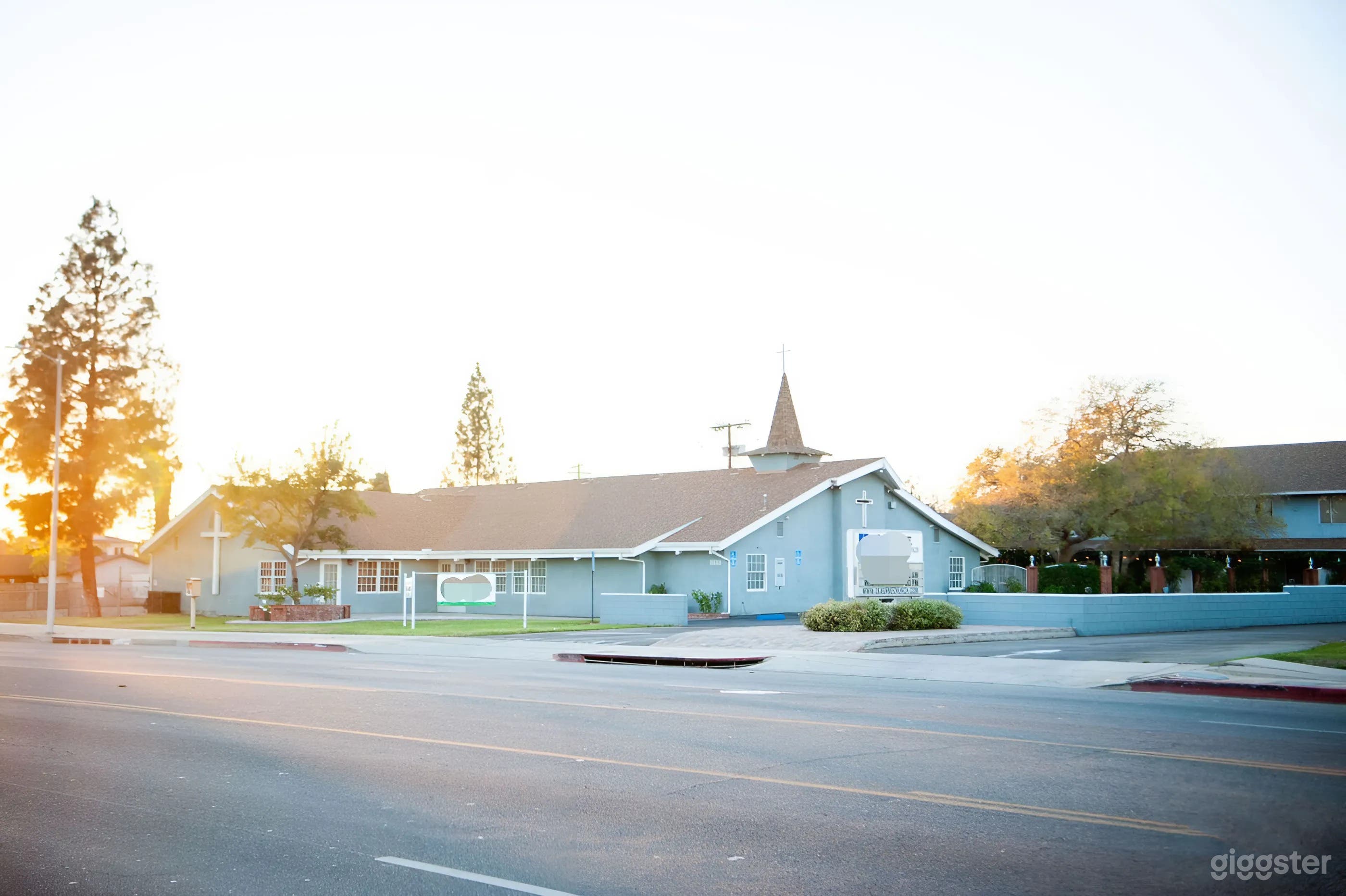 Charming Church Courtyard &amp; Parking in San Fernando Valley Photo 1