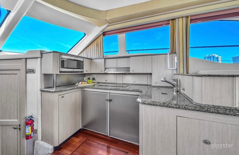  Sea Ray 56’ Flybridge Yacht 