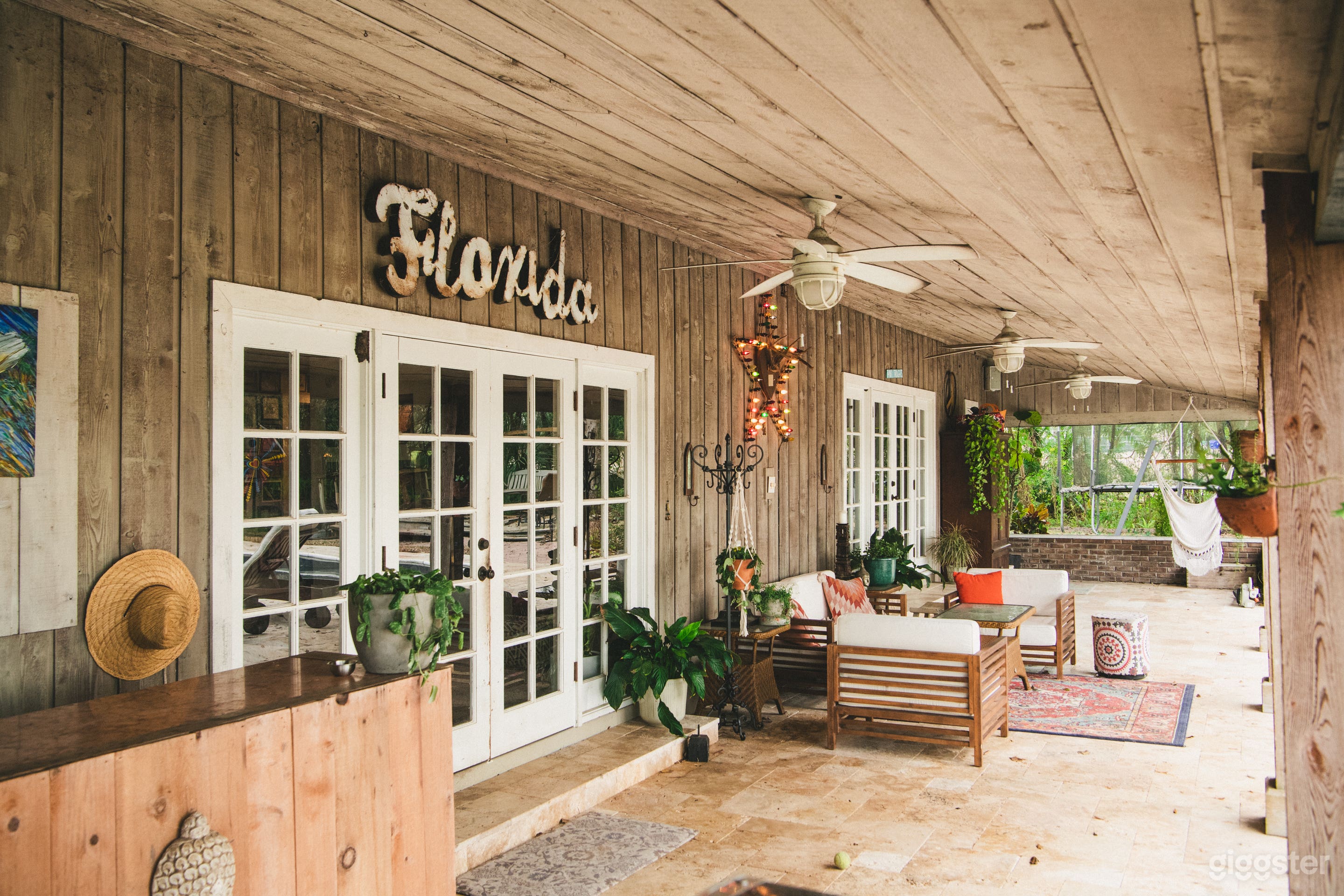 Rustic Lakehouse with Barn,Pool and Dock on 1 acre Photo 1