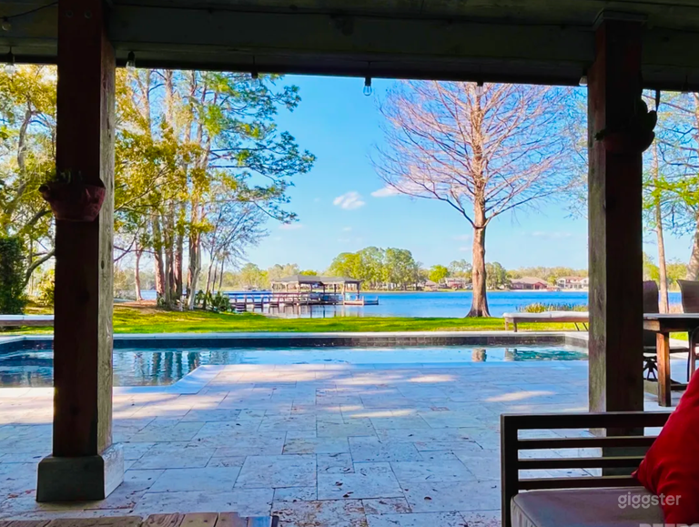  Rustic Lakehouse with Barn,Pool and Dock on 1 acre 