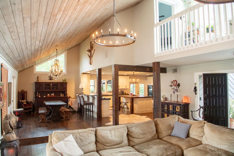  Rustic Lakehouse with Barn,Pool and Dock on 1 acre 