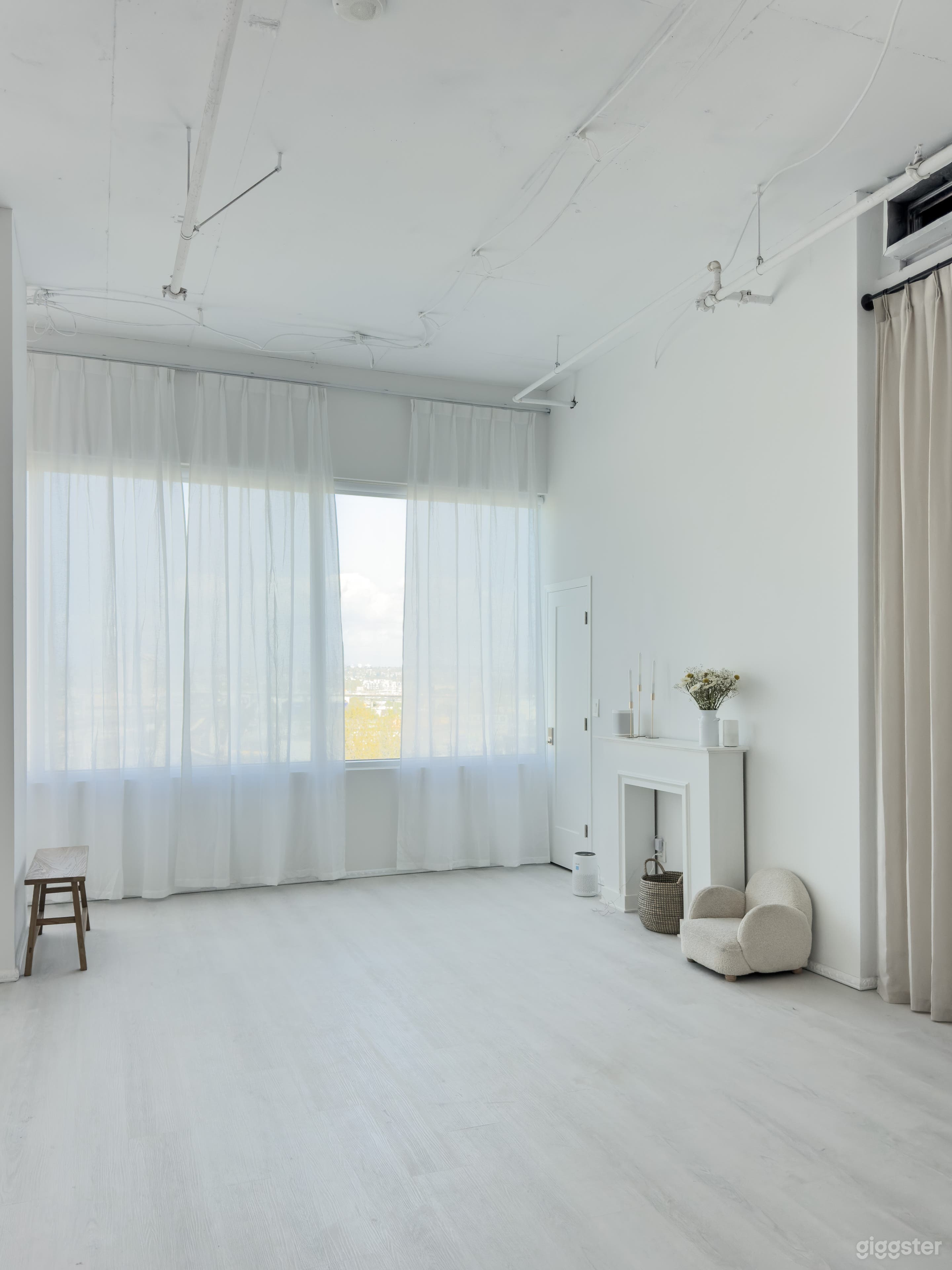 Bright & Airy Multi-Purpose Creative Studio with Cyc Wall Photo 4