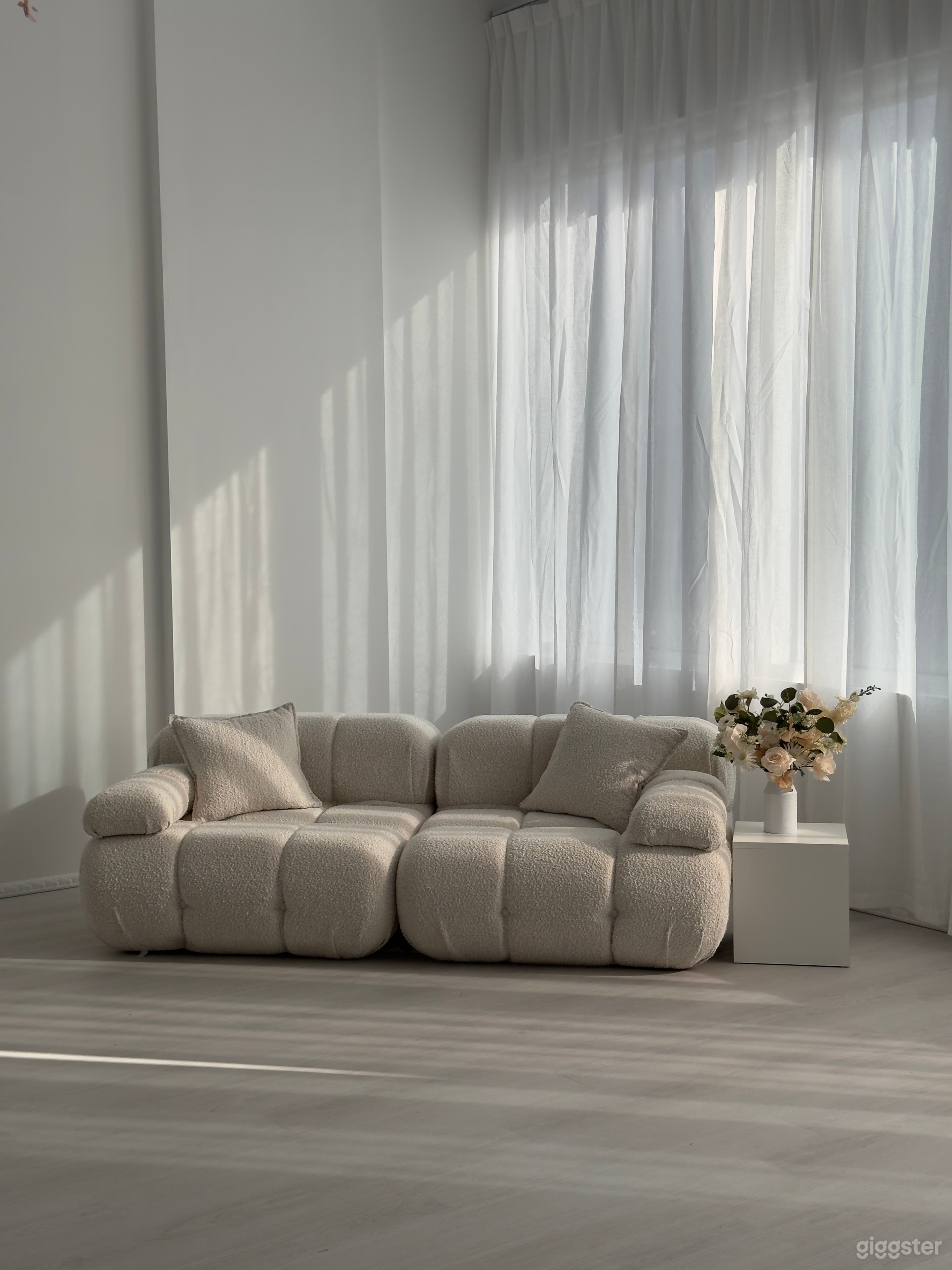 Bright & Airy Multi-Purpose Creative Studio with Cyc Wall Photo 3