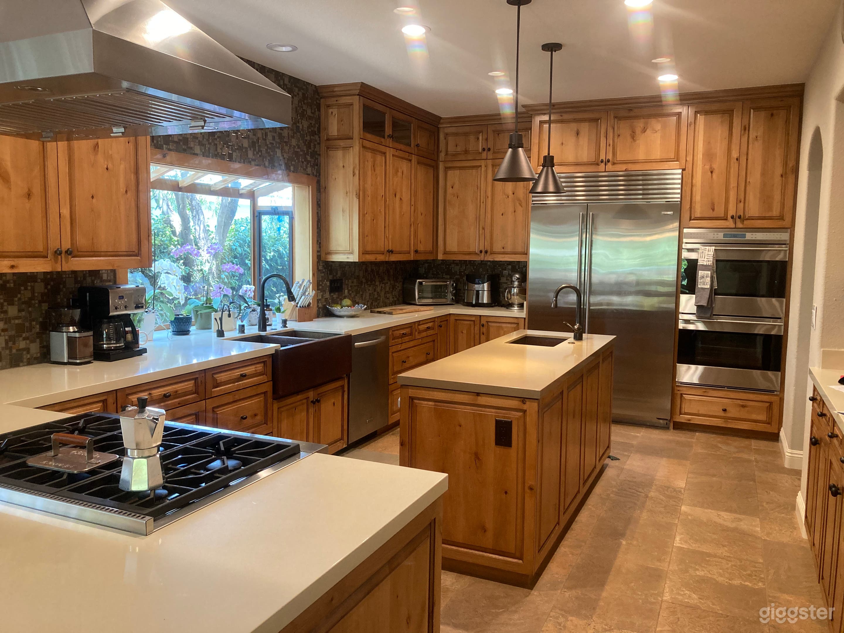 California-Style Oasis - Modern Rustic Vibe  Photo 3