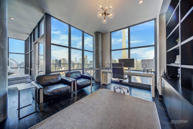  Penthouse CN Tower View DJ Booth, Cameras & Lights 