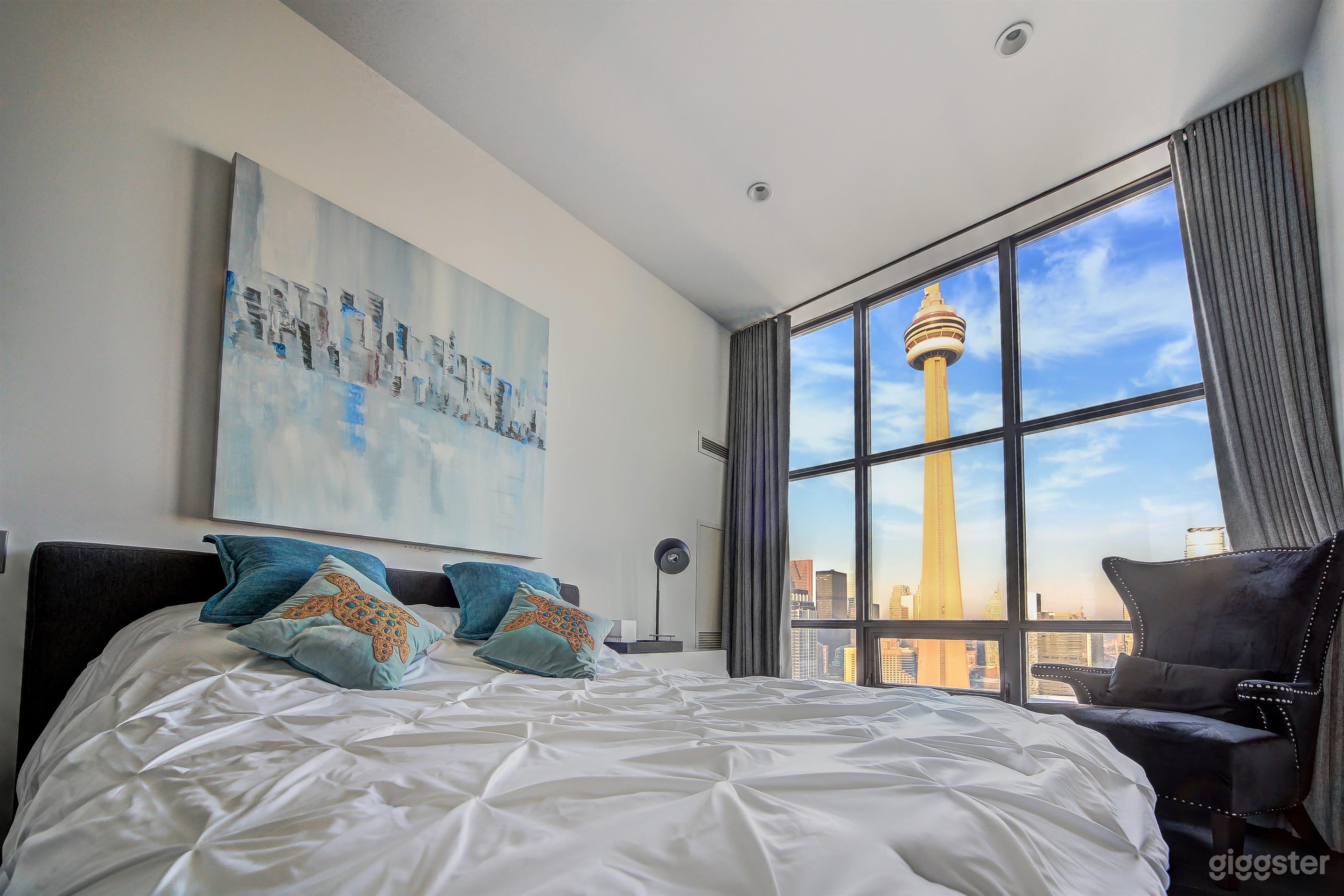 Penthouse CN Tower View DJ Booth, Cameras & Lights Photo 4