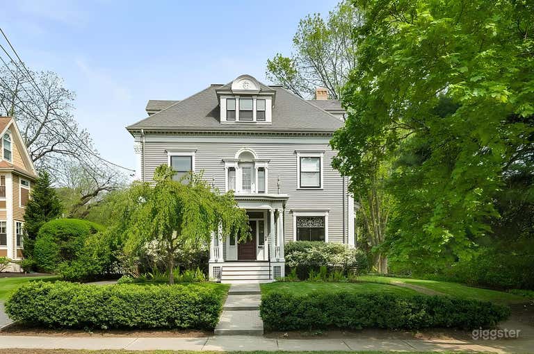  Histórico Colonial Revival con Hermoso Diseño Interior 