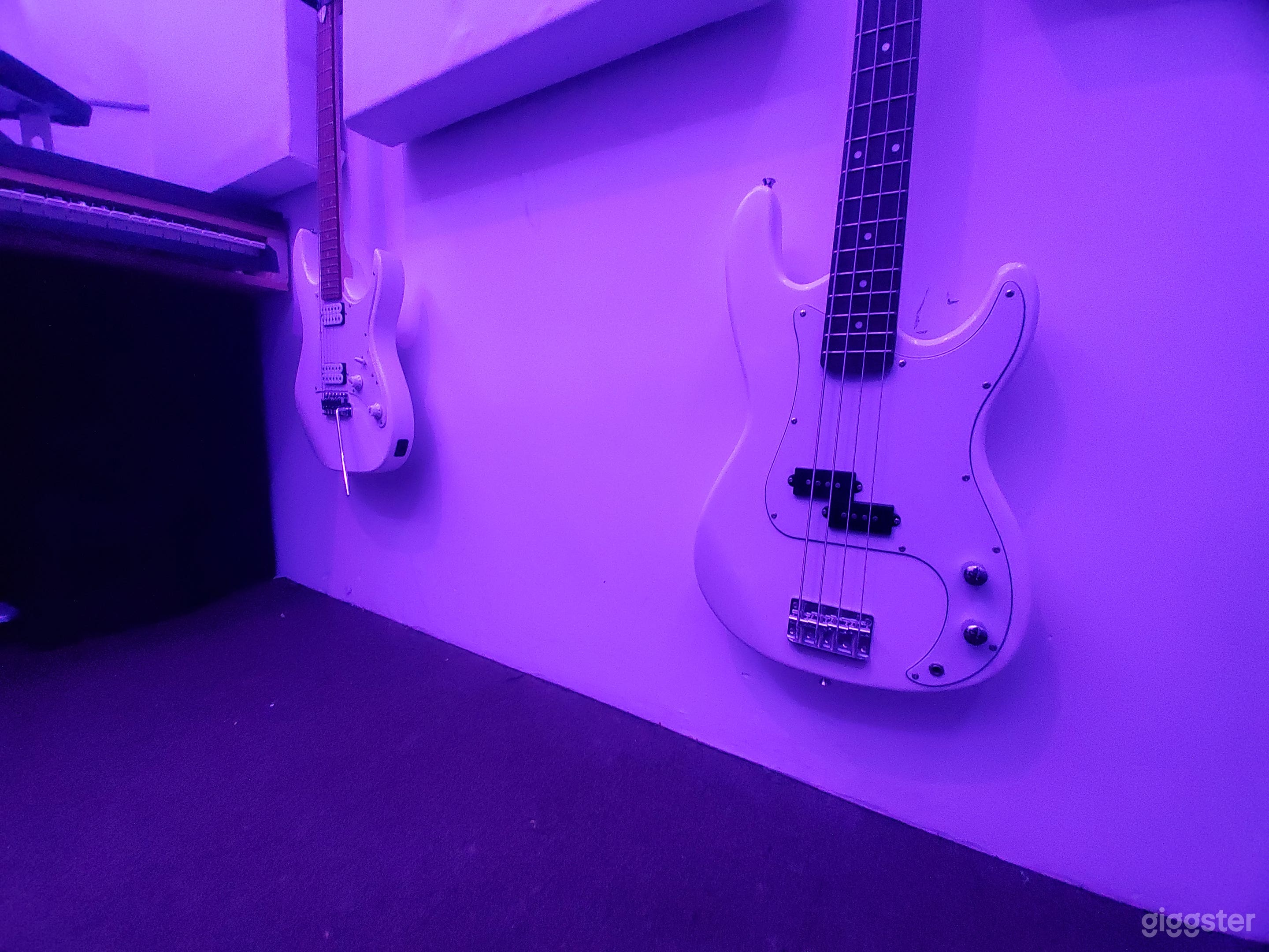 Cozy Recording Studio filled with Vybez Photo 2