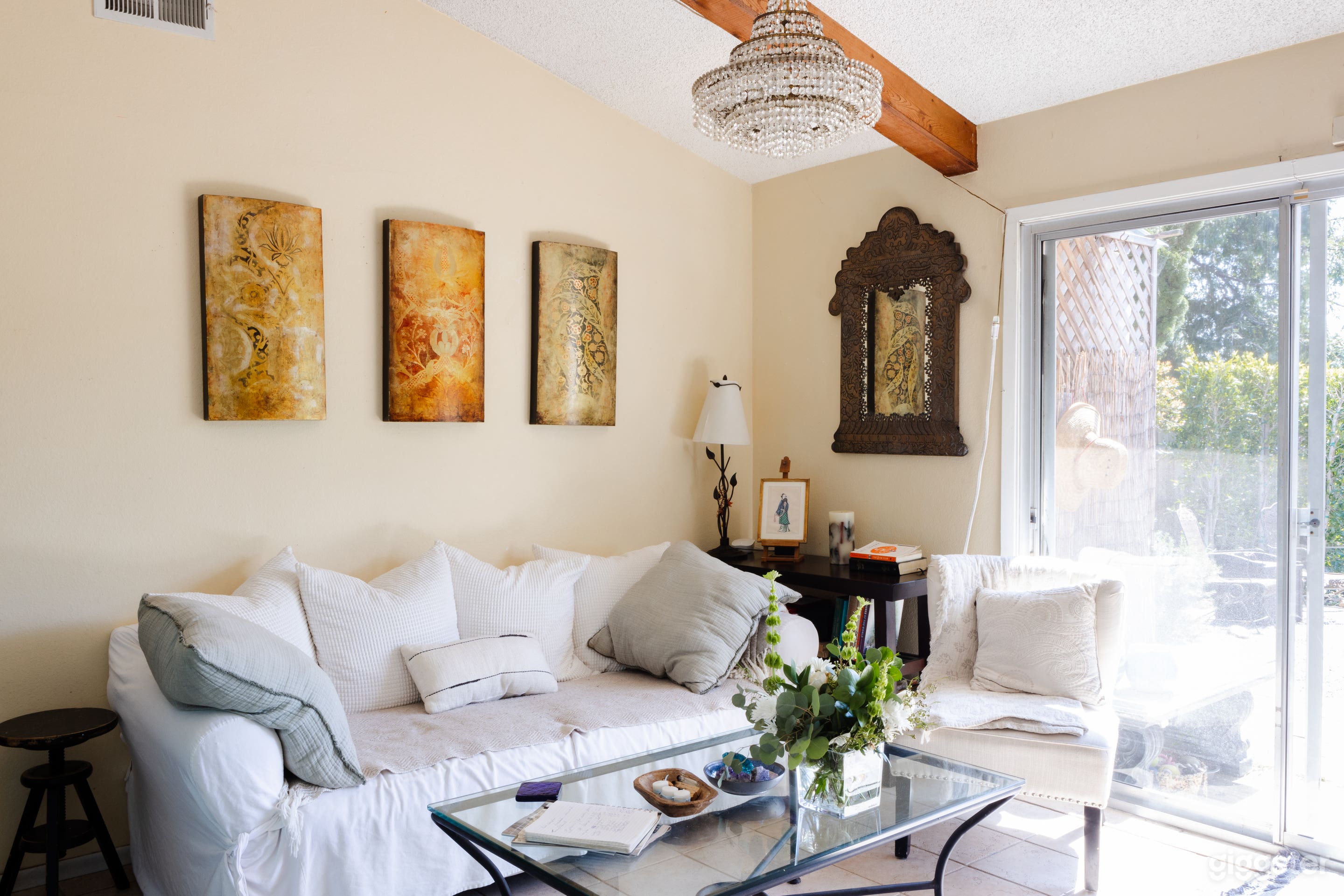 Sitting room connected to kitchen