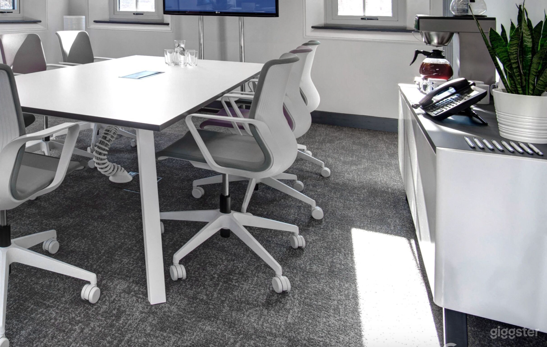 First Floor Meeting Room with High Ceiling Photo 3