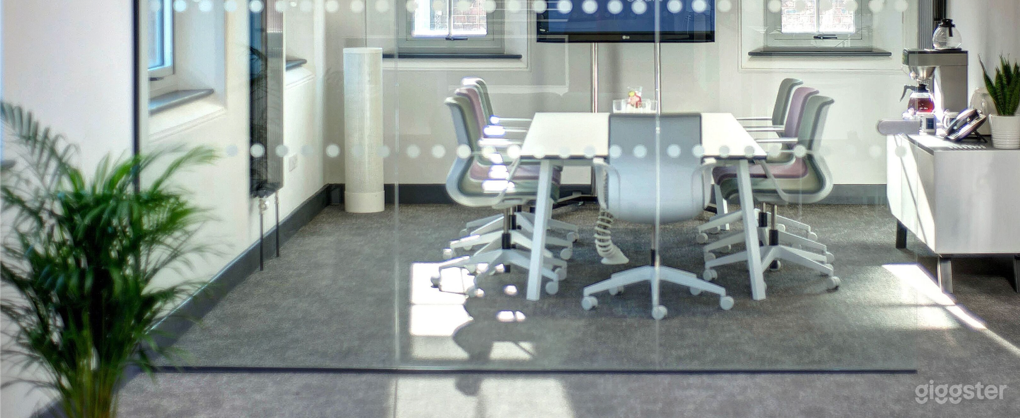 First Floor Meeting Room with High Ceiling Photo 2